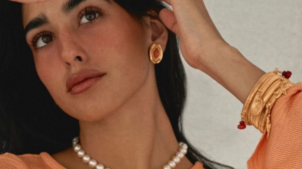 Η επιστροφή των button earrings από τη δεκαετία του ’80 φέρνει ρετρό αέρα στα look μας