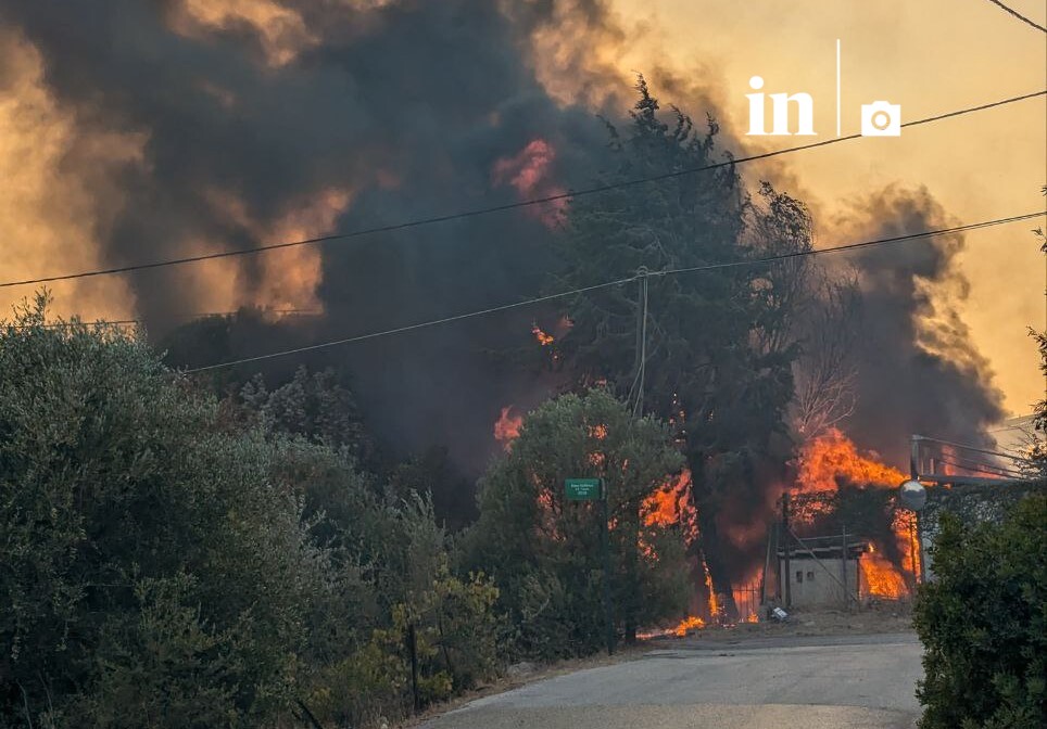 Φωτιά στην Αττική: Βίντεο ντοκουμέντο από τις εκρήξεις στην επιχείρηση ξυλείας στην μεγάλη φωτιά στην Πεντέλη