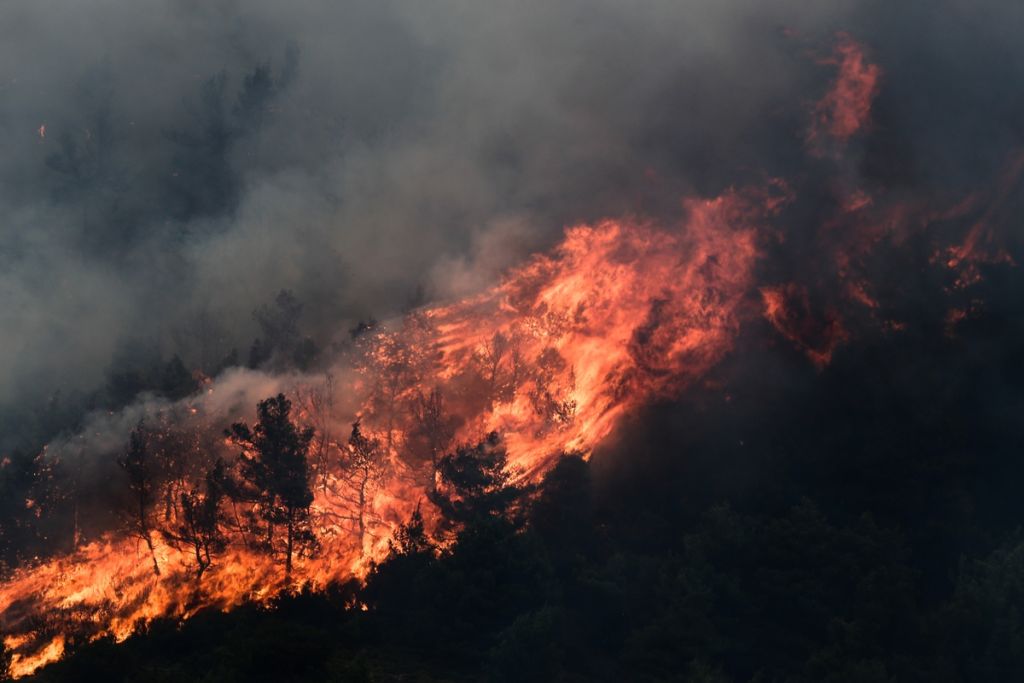 Φωτιά στην Τζια – Καίει σε δυσπρόσιτη περιοχή