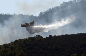 Φωτιά στην Εύβοια: Ανετράπη πυροσβεστικό όχημα σε χαράδρα