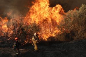 Φωτιά στον Βαρνάβα: Οκτώ άτομα στο νοσοκομείο με αναπνευστικά προβλήματα