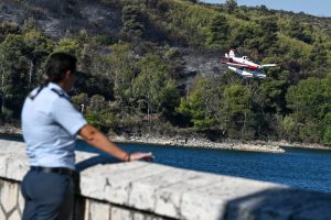 Φωτιά: Η γύμνια του «επιτελικού κράτους», τα αμείλικτα ερωτήματα και οι αντιδράσεις για τις πυρκαγιές