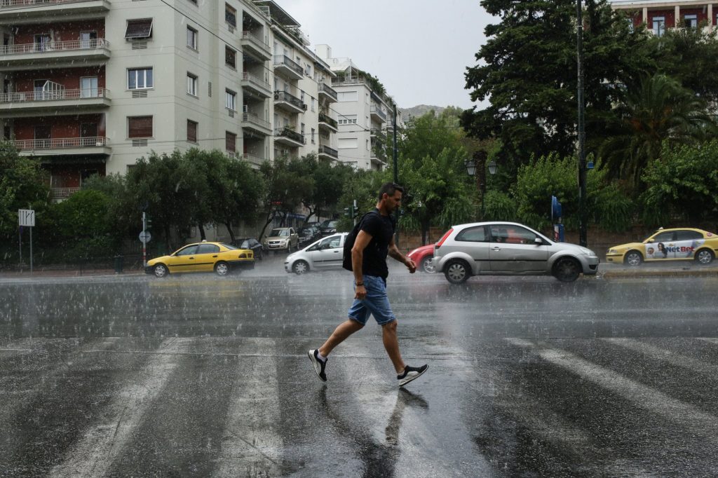 Καιρός: Συναγερμός για την κακοκαιρία – Έρχονται καταιγίδες και χαλοζοπτώσεις – Πού θα είναι έντονα τα φαινόμενα