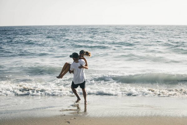 Οδηγός για ασφαλείς διακοπές – Τι να προσέξετε στη θάλασσα, στον ήλιο και στο σεξ