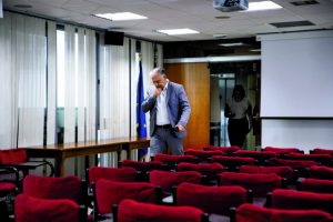 Το ανοιχτό μικρόφωνο και τα «γαλλικά» του Πολάκη στη Βουλή