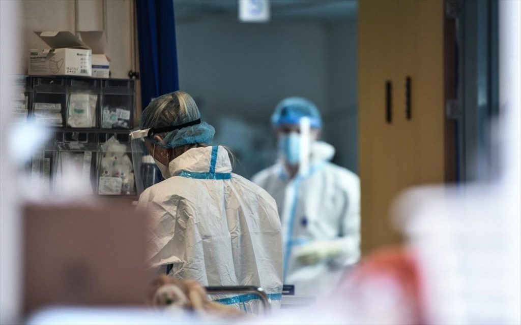 Καλπάζει ο κορονοϊός – «Πάνω από 100 εισαγωγές την ημέρα στα νοσοκομεία»