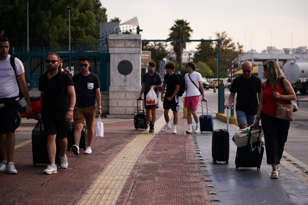 Περισσότεροι τουρίστες που ξοδεύουν λιγότερα στο α’ εξάμηνο