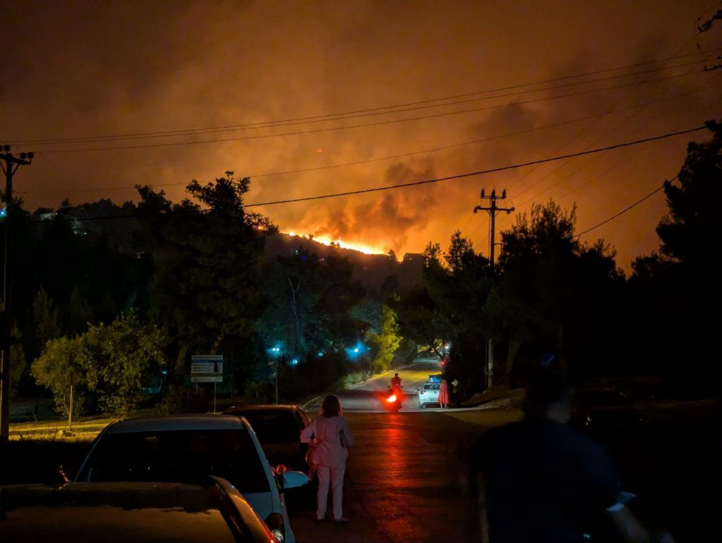 Φωτιά στον Βαρνάβα: Απανωτά μηνύματα του 112 τις πρώτες πρωινές ώρες – Ποιες περιοχές εκκενώνονται