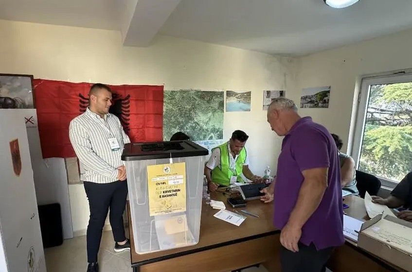 Εκλογές στη Χειμάρρα: Ξύλο με γροθιές, «συνοδεία» ΑΜΕΑ και οι ύποπτοι νέοι ψηφοφόροι – Νέες καταγγελίες