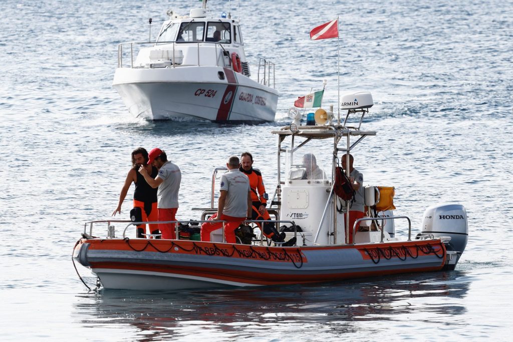 Σικελία: Εξοπλισμό που θα μπορούσε να δώσει απαντήσεις στο ναυάγιο του «Bayesian» ανέκτησαν οι δύτες