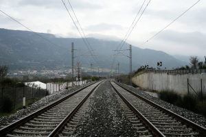 Τρένα: Βίντεο σοκ – Απίστευτο πλιάτσικο σε σιδηροδρομικές γραμμές