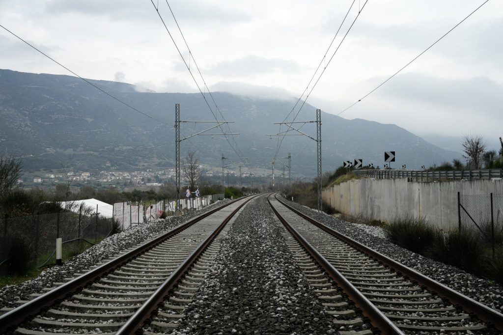 Τρένα: Βίντεο σοκ – Απίστευτο πλιάτσικο σε σιδηροδρομικές γραμμές