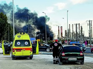 Εξετάζεται η φωτιά στα παλιά διυλιστήρια να προκλήθηκε από έκρηξη