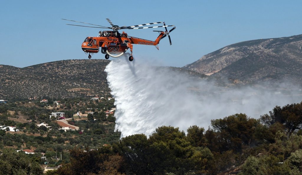 Φωτιά στο Ξυλόκαστρο – Στη μάχη επίγεια και εναέρια μέσα