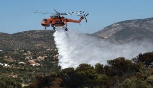 Φωτιά στο Άγιο Όρος – Επιχειρούν και εναέρια μέσα