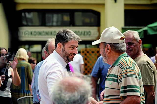 Η μάχη των υπογραφών και των εντυπώσεων