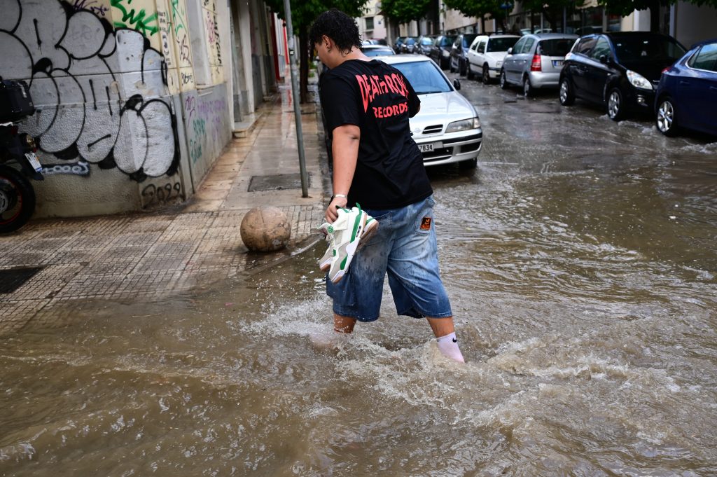 Κακοκαιρία Atena: Άνοιξαν οι ουρανοί στην Αττική – Ποτάμια οι δρόμοι, πλημμύρισε το Μετρό – Live η πορεία της