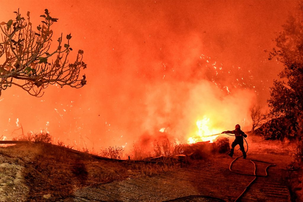 Φωτιά στο Ξυλόκαστρο: Ήχησε ξανά το 112 για εκκένωση οικισμών