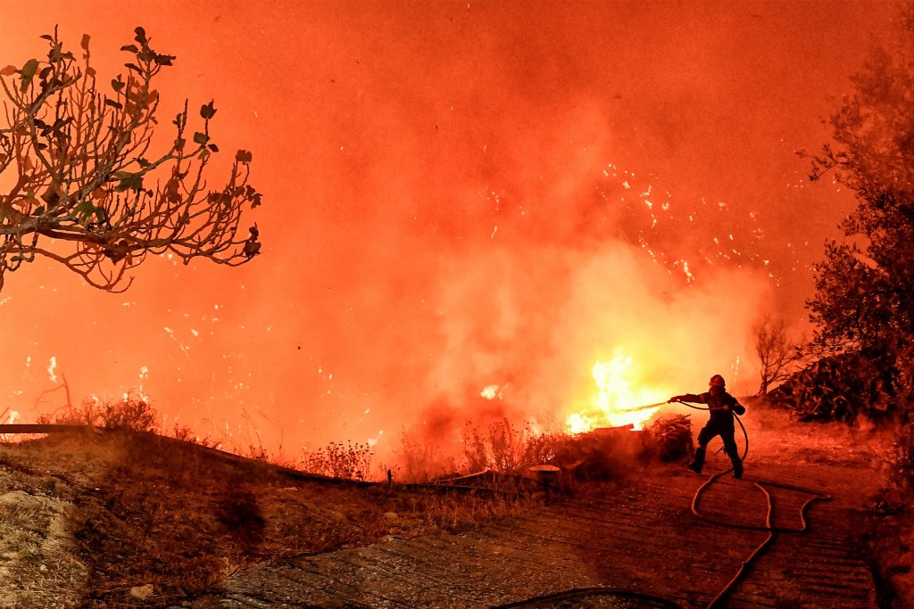 Φωτιά στο Ξυλόκαστρο: Στους δύο αγνοούμενους ανήκουν οι σοροί που εντοπίστηκαν