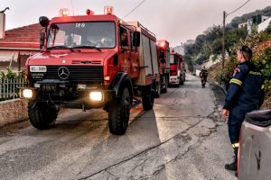 Φωτιά στο Ξυλόκαστρο: Νέο μήνυμα από το 112 στους κατοίκους