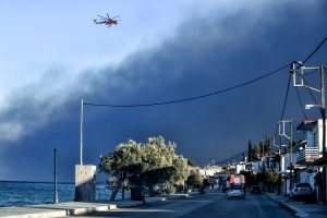 Φωτιά στο Ξυλόκαστρο: Ηχησε ξανά το 112 για εκκένωση οικισμών