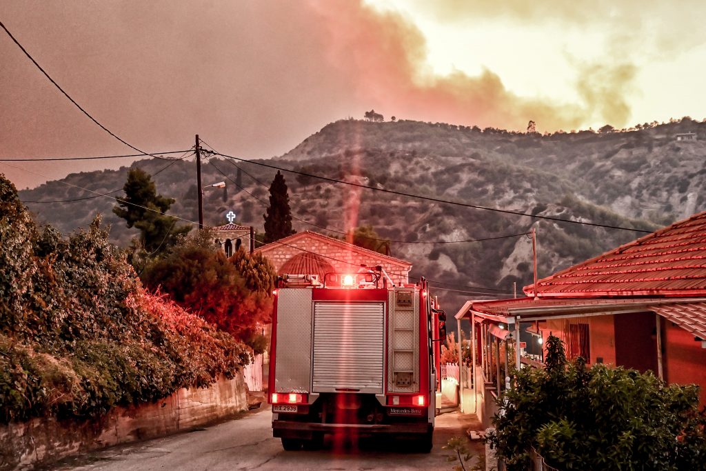 Φωτιά στο Ξυλόκαστρο: Πατέρας τριών παιδιών ο ένας, περίμενε τρίτο παιδί ο άλλος – Θρήνος για τους δύο νεκρούς