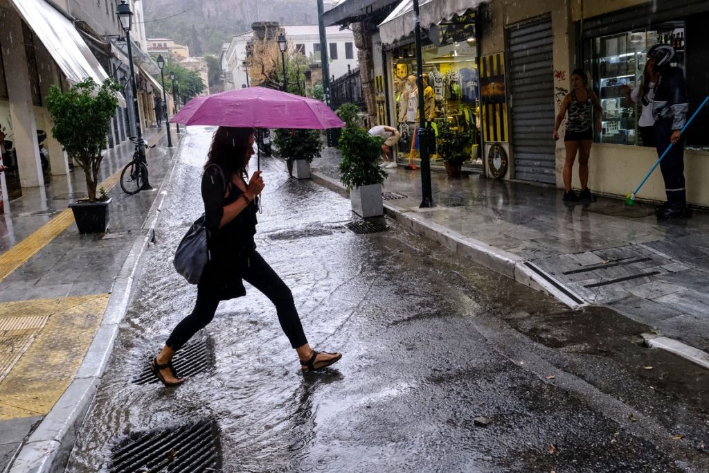 Καιρός: «Βουτιά» της θερμοκρασίας, καταιγίδες και θυελλώδεις άνεμοι – Πού θα χτυπήσει η κακοκαιρία