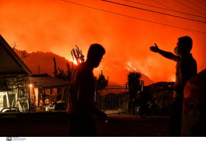 Πύρινος εφιάλτης στο Ξυλόκαστρο – Στα πρώτα σπίτια έφτασαν οι φλόγες – Εκκενώθηκαν 4 χώρια