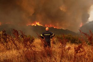 Φωτιά: Πορτοκαλί συναγερμός για πυρκαγιές την Παρασκευή – Για «εκρηκτικό κοκτέιλ» προειδοποιεί ο Κικίλιας