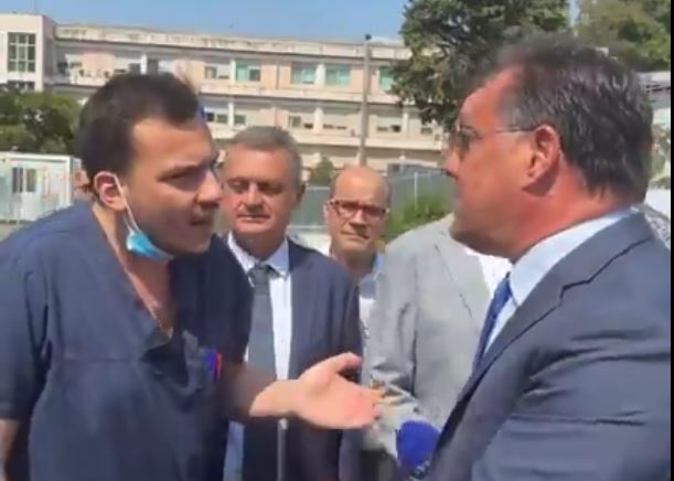 «Σας βαρέθηκα» απαντά ο Άδωνις στα παράπονα γιατρών για την κατάσταση του ΕΣΥ