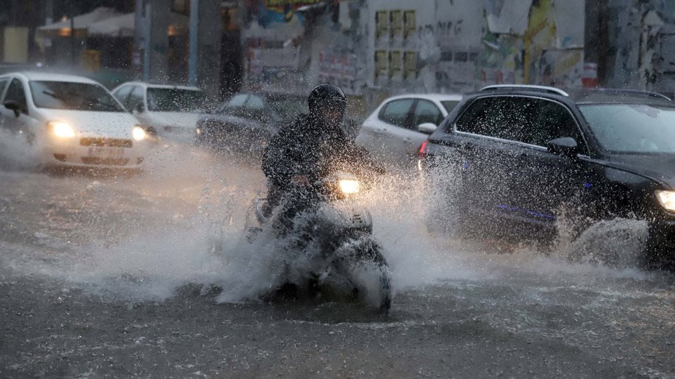 Με ζέστη και βροχές ο καιρός της Πέμπτης – Πού θα «χτυπήσει» η κακοκαιρία