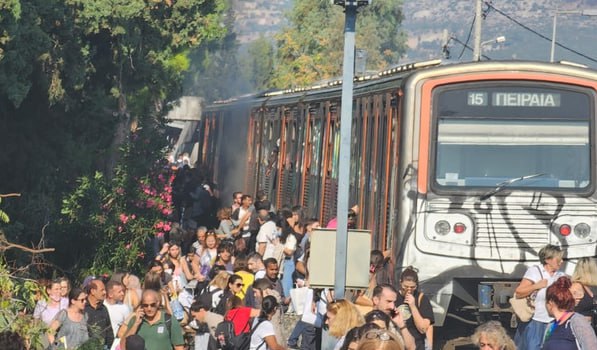 Φωτιά στον Ηλεκτρικό – «Ανοίξαμε μόνοι μας τις πόρτες» καταγγέλλει επιβάτης του συρμού που εκκενώθηκε