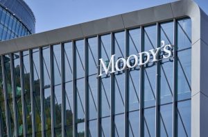 Moody’s: Δεν έδωσε την επενδυτική βαθμίδα στην Ελλάδα – Αναβάθμισε σε θετικές τις προοπτικές της