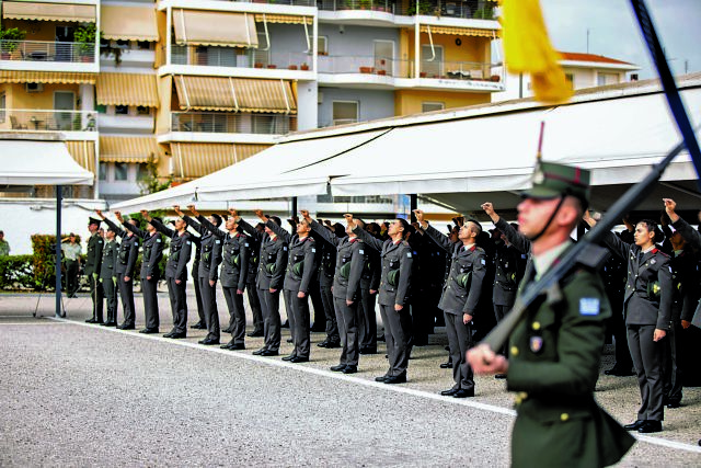 Μείωση αξιωματικών, αύξηση υπαξιωματικών