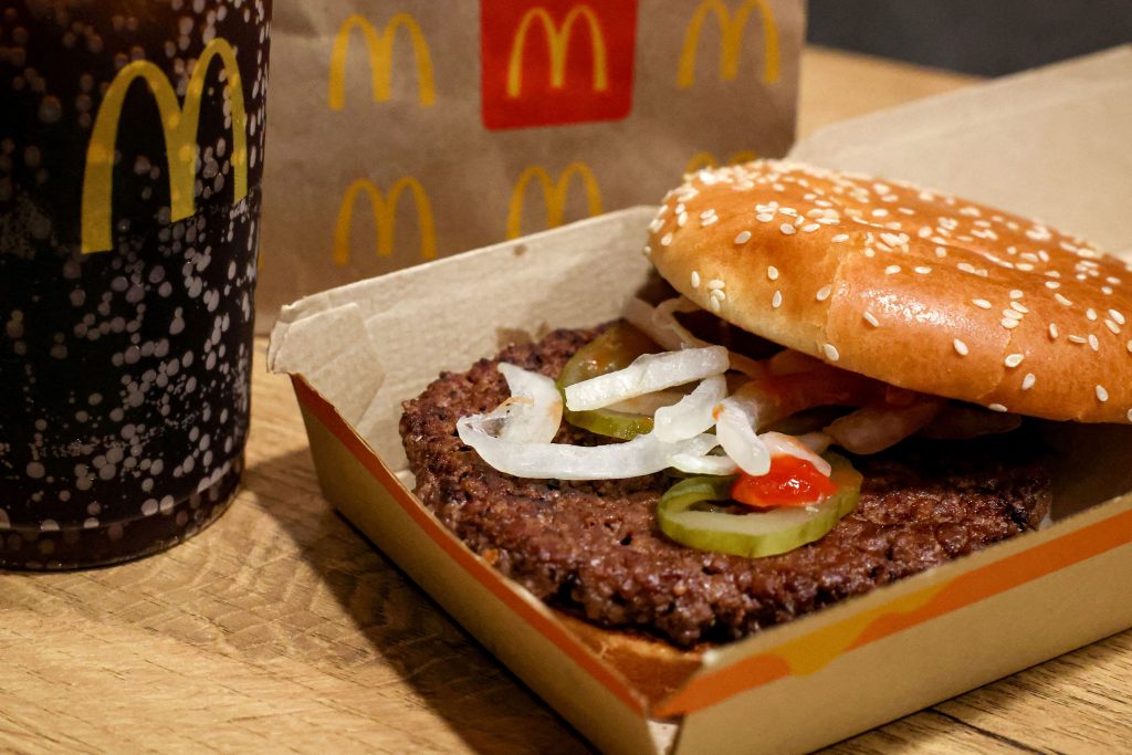 ΗΠΑ: Όλο και περισσότερες αλυσίδες fast food  αποσύρουν τα onion rings μετά τα μολυσμένα χάμπουργκερ