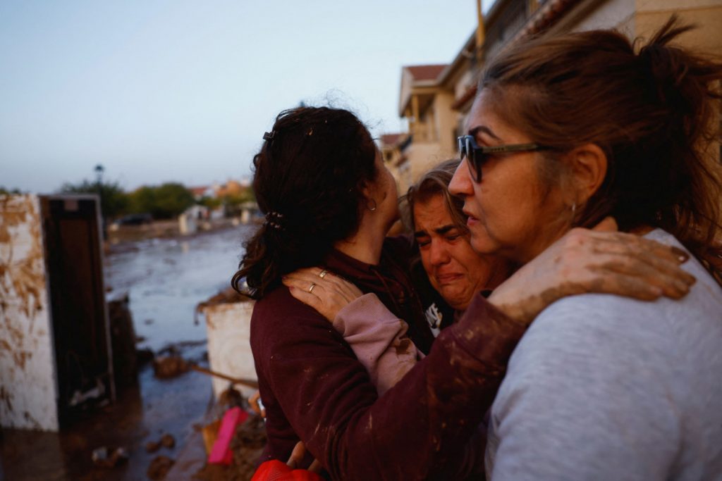 Τριήμερο πένθος στην Ισπανία για τους περισσότερους από 95 νεκρούς – Τεράστιες καταστροφές από τις πλημμύρες