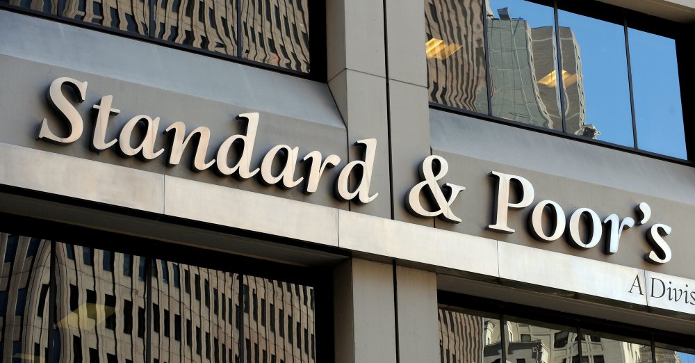 Standard & Poor’s: Αμετάβλητη στο «ΒΒΒ-» με θετικές προοπτικές η ελληνική αξιολόγηση