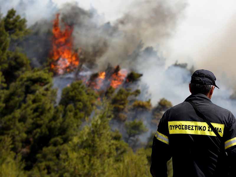 Φωτιά στην Αχαΐα – Στη μάχη και εναέρια μέσα