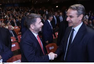 H (νέα) μάχη του Κέντρου και η σκληρή αντιπαράθεση ΝΔ και ΠΑΣΟΚ