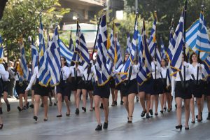 Σε εξέλιξη η μαθητική παρέλαση στο κέντρο της Θεσσαλονίκης – Δείτε φωτογραφίες