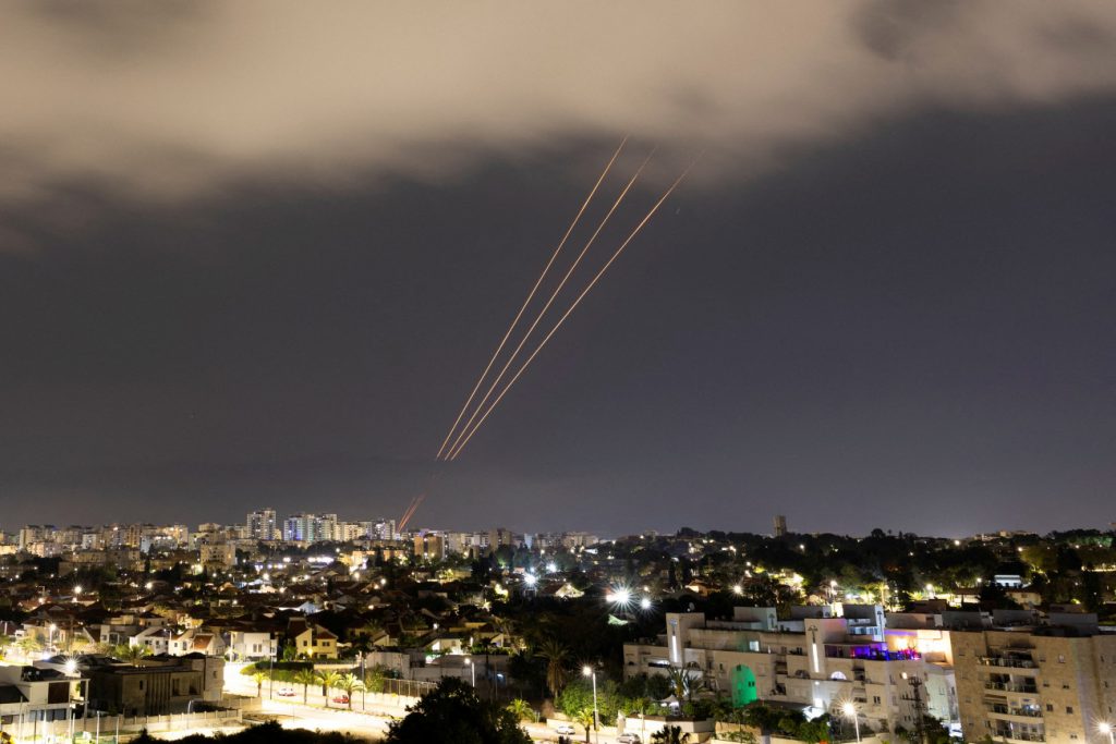 «Κόκκινος» συναγερμός για το εμπόριο – Ποιες οι επιπτώσεις ενός πολέμου του Ιράν με το Ισραήλ