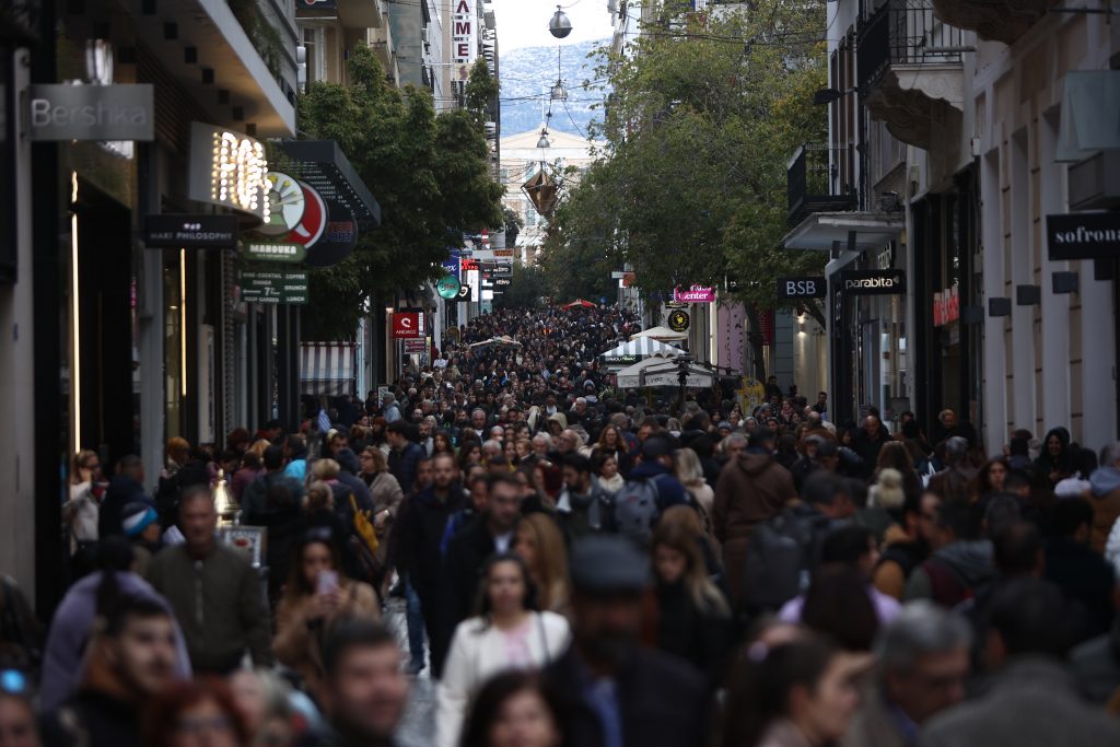 Ελληνικό παράδοξο: 4 στα 10 νοικοκυριά ξοδεύουν περισσότερα από τα έσοδά τους