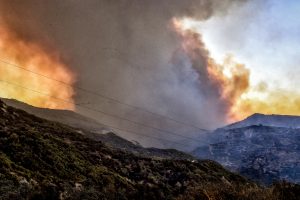 Μαίνεται για τρίτη μέρα η φωτιά στην Κορινθία – Μεγάλες καταστροφές