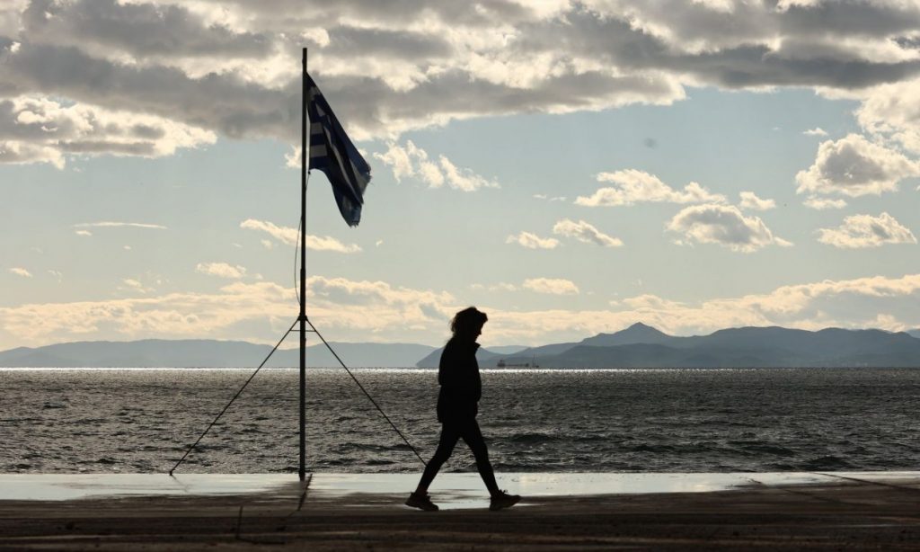 Καιρός: Λιακάδα και ζέστη το τριήμερο