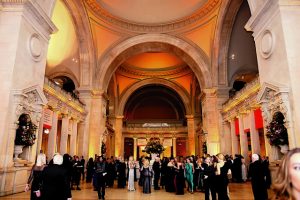 Το Metropolitan Museum «τυλίχτηκε» σε χρώματα γαλανόλευκα…