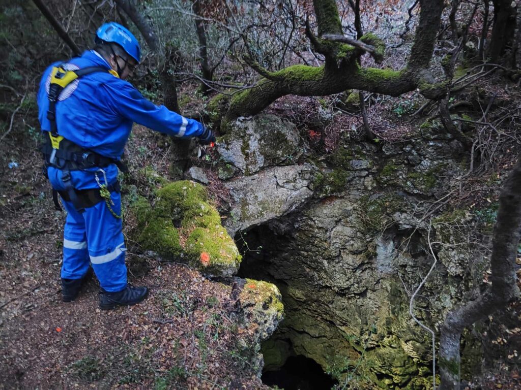 Πρέβεζα: 19χρονος παγιδεύτηκε σε σπήλαιο βάθους 20 μέτρων – Μεγάλη επιχείρηση απεγκλωβισμού