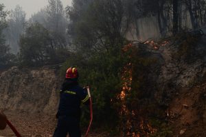 Πέθανε πυροσβέστης κατά τη διάρκεια κατάσβεσης φωτιάς στη Θεσσαλονίκη