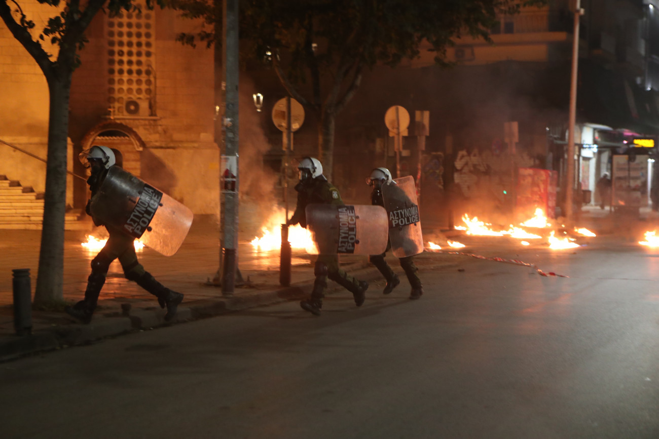 Επεισόδια στην πορεία για το Πολυτεχνείο στη Θεσσαλονίκη [βίντεο]