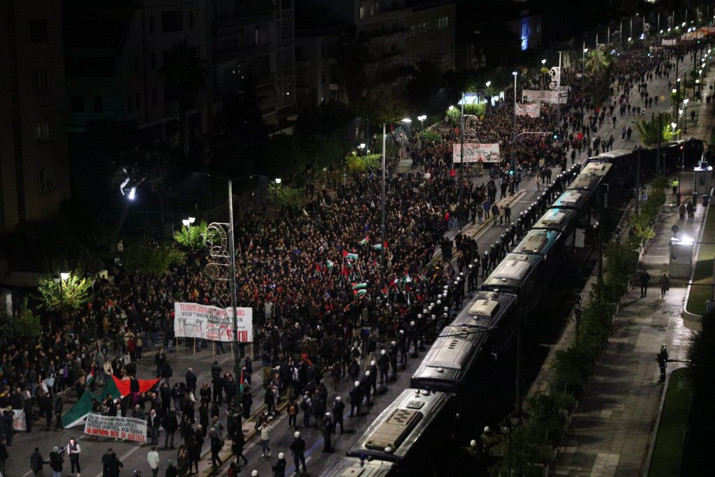 Πολυτεχνείο: Ολοκληρώθηκε η πορεία – Επεισόδια στη Θεσσαλονίκη, προσαγωγές στην Αθήνα