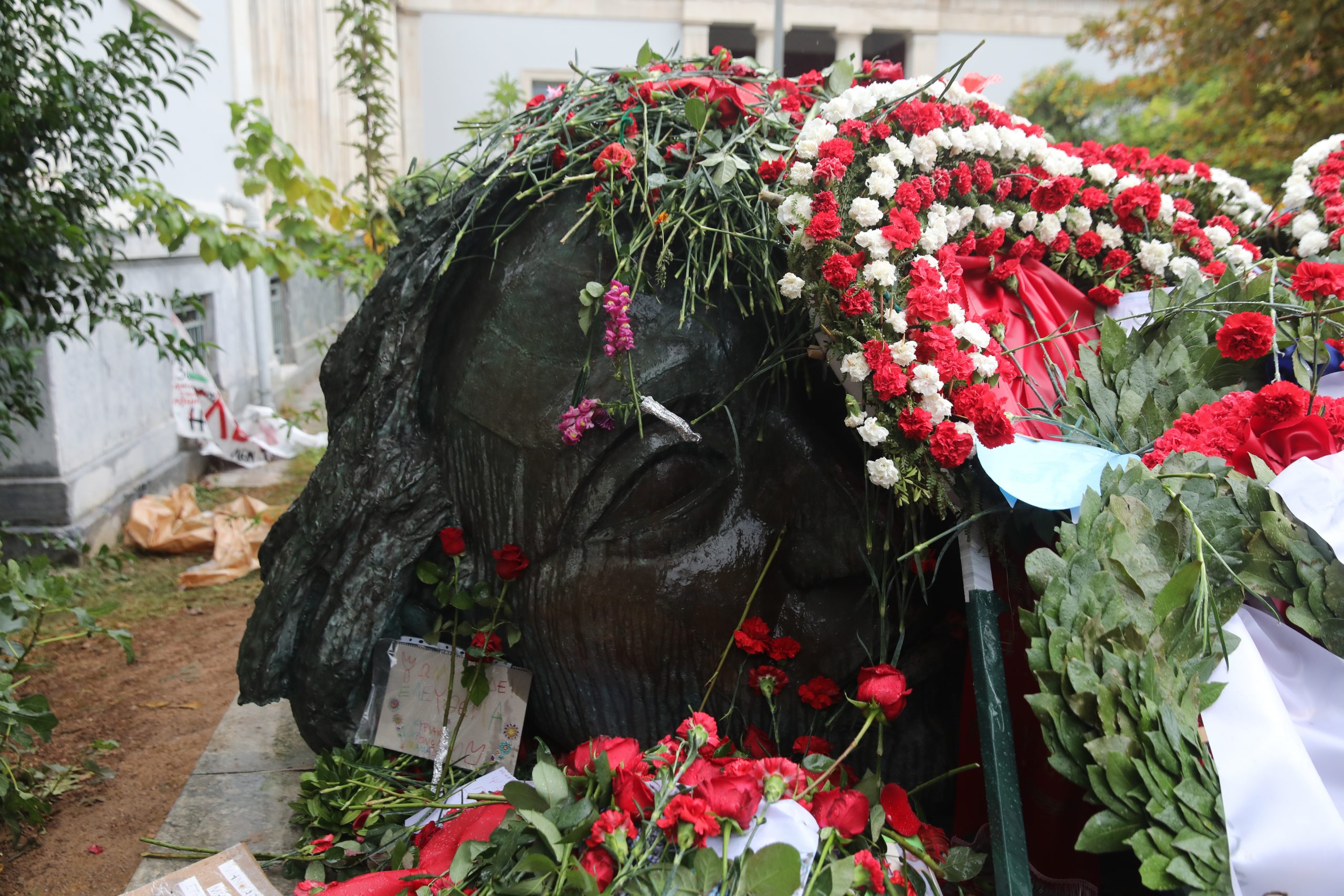 Πολυτεχνείο: Σε εξέλιξη οι εκδηλώσεις μνήμης - 51 χρόνια από τη μεγάλη εξέγερση